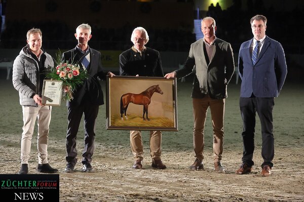 Die goldene Ehrennadel für Norbert Bramlage | © Bischoff