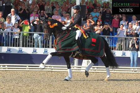 Sie lieferten heute im Finale der vierjährigen Hengste ab, Escanto PS und seine überglückliche Reiterin Brandi Roenick .  Foto: Bischoff