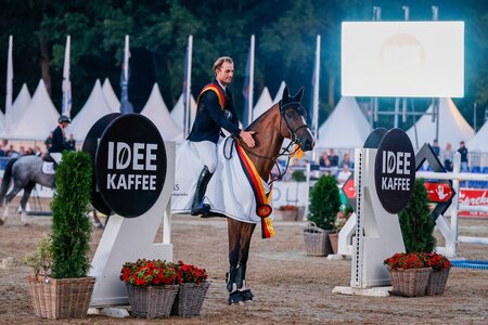 Con Quality wird unter dem Sattel von Richard Vogel Bundeschampion der siebenjährigen Springpferde. | Foto: Christian Beeck