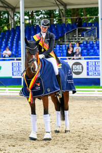 Blue trabte bei den sechsjährigen Dressurpferden zum Titel. | Foto: Equitaris
