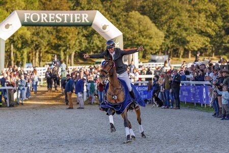 Sie triumphierten bei den Siebenjährigen, Thomas Carlile und seine Anglo Araber-Stute Golden de Beliard . Foto: Dirk Caremans