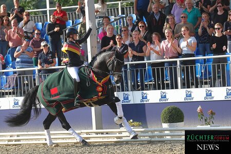 Keinen Grund zum Jubeln haben Reiter, Züchter und Besucher, wenn es zur Terminkollision zwischen den Bundeschampionaten in Warendorf und den Weltmeisterschaften der jungen Dressurpferde in Ermelo kommt. Foto: Bischoff