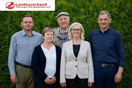 Der Gründungsvorstand des neu gegründeten Landesverband Thüringer Pferdezüchter e.V., v.l.n.r. Zuchtleiter Matthias Kley, Vorstandsmitglied Heike Hörnlein, Vorstandsmitglied Arthur Büchel, erste Vorsitzende Dr. Anette Rommel sowie stellvertretender Vorsitzender, Jörg Wollenhaupt. | © Landesverband Thüringer Pferdezüchter e.V.