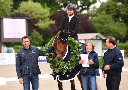 Der Quantensprung-Casall-Sohn Quibbel aus der Zucht von Dr. Eva-Maria Junkelmann, siegte in Elmshorn bei den sechsjährigen Dressurpferden. | © Bugtrup