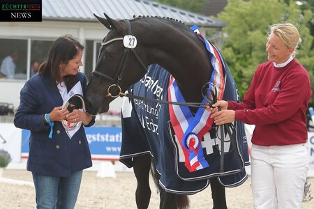 Holsteins Siegerin der springbetonten Stuten, Operetta, im trauten Zweigespräch mit ihrer Züchterin, Wendy Davis Gerrish. | © Bischoff