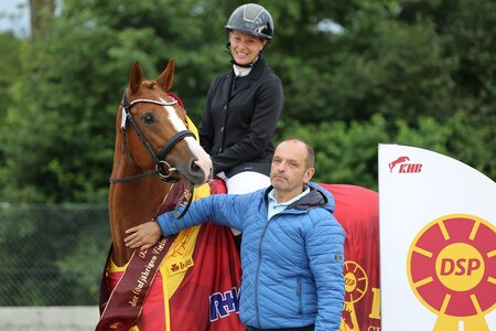 Die Fuchsstute Amazing Graze von Mochito-Locksley III aus der Zucht von Gerhard Möhrlein überzeugte mit einer 9,0 im Gelände. | © Gabriele Knisel-Eberhard