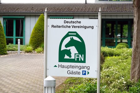 Nach den Rücktritten von FN-Präsident Hans-Joachim Erbel und Finanzkurator Gerhard Ziegler sowie des angekündigten Rücktritts des Generalsekretärs Soenke Lauterbach aufgrund nicht erfolgter Entlastung liegt gegen den Dachverband für Pferdesport und Pferdezucht nun offenbar auch eine Strafanzeige vor. | © Hartwig