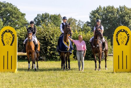 : Hannoveraner Geländepferdechampion der Sechsjährigen wurde Kasparow mit Calvin Böckmann (Mitte). Platz zwei ging an Caracho und Beeke Jankowski (rechts), Dritte wurden Hann.Pr.A. Cascarlia und Johanna Sophie Ewald (links). Für den Hannoveraner Verband gratuliert Ulrike Edel-Heidhues.  | © Hannoveraner Verband
