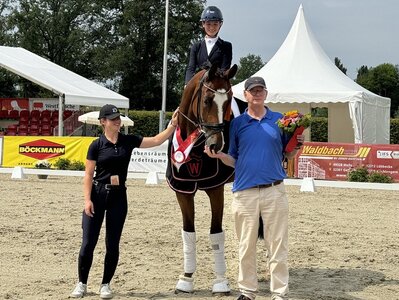 Westfalen-Champion der fünfjährigen Dressurpferde Elton PS v. Escalito mit seinem Züchter und Besitzer Peter Spelsberg | © Westfalenpferde 