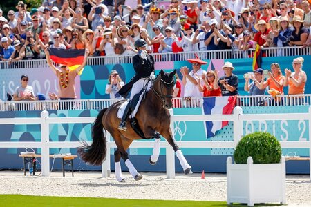 Von Paris nach Neumünster! Die Doppel-Olympiasiegerinnen 2024, Jessica von Bredow-Werndl und ihre Trakehner Dressur-Queen TSF Dalera BB, sind demnächst live beim Trakehner Hengstmarkt zur erleben. | © Lafrentz