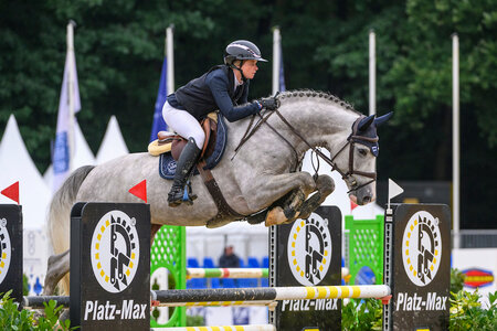 Birkhof's Arezzo Man und Sophie Hinners siegten bei den fünfjährigen Springpferden. | © Equitaris