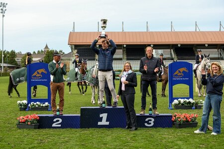 Das Team OS siegte in der Stutbuchwertung der Siebenjährigen.  | © Longines Tops International Arena 