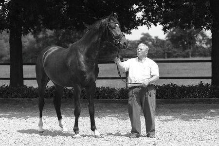 Günter Voss mit dem von ihm gezogenen Isterberg an der Hand. | © Bischoff