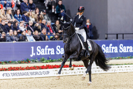 Isabel Freese und Total Hope OLD galoppierten in der Weltcup-Kür von Basel zu Platz zwei. | © Lafrentz