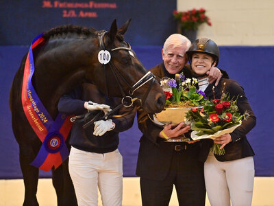Oldenburger Hauptprämiensieger 2024 Escanto PS OLD v. Escamillo mit Besitzer Paul Schockemöhle und seiner Reiterin Brandi Roenick.  | © OLD Art
