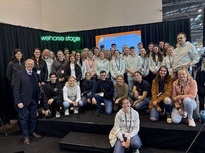 Ein Großteil der Auszubildenden Pferdewirte des Berufskollegs Humboldstraße hat im Rahmen des Berufsbildungstags der EQUITANA ihren Beruf vorgestellt.