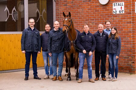Das Verdener Auktionsteam präsentierte bei der Frühjahrs Edition einen bunten Reigen hochinteressanter Talente (v.l.n.r.): Bernd Hickert, Andreas Hohmuth, Wilken Treu, Steffen Werner, Thomas Schönig, Frederik De Backer und Lisa von Aspern  | © Hannoveraner Verband