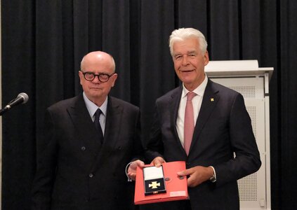 FN-Präsident Martin Richenhagen (l.) zeichnete den scheidenden Vorstandsvorsitzenden des FN-Bereiches Zucht, Theo Leuchten, mit dem Deutschen Reiterkreuz in Gold aus. | © Hartwig