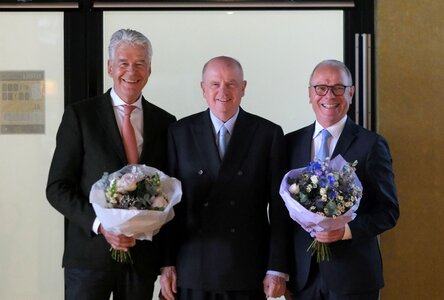 Der wiedergewählte FN-Präsident Martin Richenhagen (M.) gratuliert den ausscheidenden Präsidiumsmitgliedern Theo Leuchten (l.) und Dr. Harald Hohmann (r.) zu ihrer Ernennung als FN-Ehrenmitglieder.  | © Hartwig