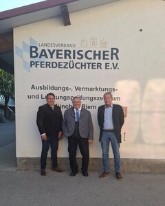 (v.l.n.r.) Hans Schiller, Florian Schelle und Dr. Helmut Feigl | © Foto: Landesverband Bayerische Pferdezucht e.V.