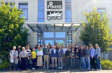 Ein außergewöhnliches Jubiläum bei der Pikeur Reitmoden Brinkmann GmbH & Co. KG feierte Vertriebsleiter Hans-Georg Johannsmann. 40 Jahre Betriebszugehörigkeit! | © Pikeur Reitmoden