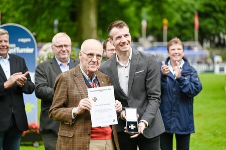 Prof. Dr. Bernd Heicke ist einer der größten Förderer des deutschen Pferdesports. Seit 2012 unterstützt er den U25-Förderpreis Vielseitigkeit. | © Tomspic.de