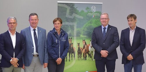 Der aktuelle Vorstand des Holsteiner Verbandes: v.l.n.r.: Matthias Wree, Jürgen Schaffner. Inken, Gräfin von Platen-Hallermund, Olaf Rörden und Hanno Köhncke. | © Bischoff