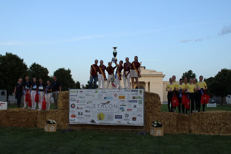 Die Holsteiner Jungzüchter siegen nicht nur einmal aufs Siegertreppchen ganz nach oben. Auch in der AK I konnten sie den Mannschaftssieg holen vor den Jungzüchtern vom PZV MV (Rang zwei) und den Hannoveraner Jungzüchtern (Rang drei). | © Hörster