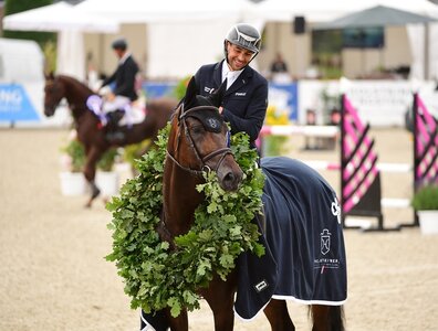 Von der Holsteiner Verband Hengsthaltungs GmbH in Elmshorn gezogen, über die Elite-Reitpferdeauktion in der Fritz-Thiedemann-Halle als Preisspitze verkauft und nun Holsteiner Landeschampion: Nightwish v. Nixon van het Meulenhof mit Arne van Heel . | © Janne Bugtrup
