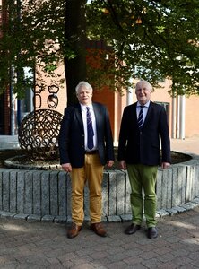 v.l.n.r.: Lothar Scholl, der neu in den Vorstand gewählt wurde, und Dr. Wolfgang Schulze-Schleppinghoff, Präsident des Oldenburger Pferdezuchtverbandes. | © OLD art