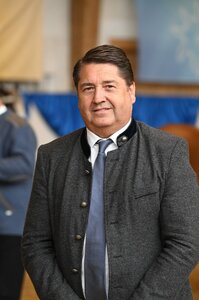 Kinder ans Pferd! Diese weit verbreitete Devise scheint nicht für Hans Schiller, Vorstandsmitglied des Verbandes Bayerischer Pferdezüchter e. V.  zu gelten. | © Hubert Fischer