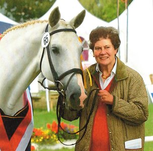 Jutta Langels, 2009 bei der Trakehner Landesschau Niedersachsen, mit ihrer damals 22 jährigen Stute Thirza an der Hand. | © Beate Langels