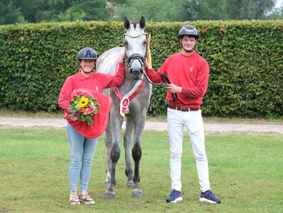 Mareike und Christian Schulze Topphoff (Telgte) freuten sich als Aussteller über den Sieg ihrer Cool Energy bei den springbetonten Reitpferdestuten. | © Hartwig