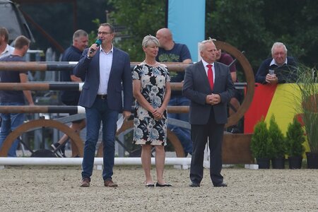 Landwirtschaftsminister Till Backhaus (r.i. Bild) hat den bisherigen freien Berater, Matthias Munz nun als Interimsgeschäftsführer für das Landgestüt Redefin installiert. | © Bischoff