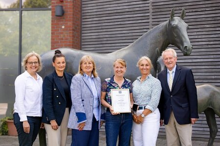 Neuer Vorstand und goldene Ehrennadel für Janette Lewis (von links: Maren Schlender, Sara Jensen, Katy Holder-Vale, Janette Lewis, Renai Hart, Carsten Leopold) | © Hannoveraner Verband/Fellner