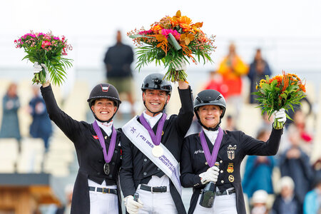 Das Podest im Grand Prix Special der Europameisterschaften in Crozet: Justin Verboomen (Gold), Cathrine Laudrup-Dufour (Silber), Isabell Werth (Bronze) | © Lafrentz