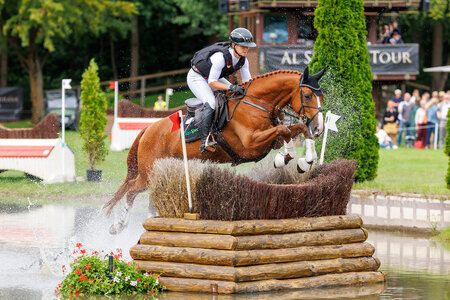 Bei den Al Shira'aa Bundeschampionaten in Warendorf gelang Julia Krajewski bei den sechsjährigen Vielseitigkeitspferden ein starker Dreifach-Erfolg. Im Sattel von Hicksted Light GD sicherte sie sich in der Finalqualifikation den Sieg. | © Lafrentz