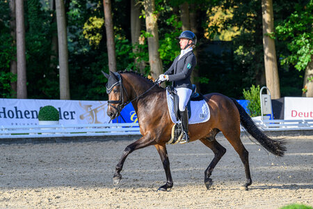 Dark Chocolate und Mia Steinbusch trabten bei den Bundeschampionaten in der Finalqualifikation der fünfjährigen Dressurponys zum Sieg. | © Equitaris Dark Chocolate und Mia Steinbusch trabten bei den Bundeschampionaten in der Finalqualifikation der fünfjährigen Dressurponys zum Sieg. | © Equitaris