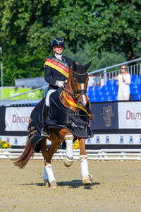 Next Dancer C und Michele Schulmerig sichern den ersten Champion-Titel der diesjährigen Bundeschampionate bei den dreijährigen Reitponystuten und -wallachen. | © Equitaris Next Dancer C und Michele Schulmerig sichern den ersten Champion-Titel der diesjährigen Bundeschampionate bei den dreijährigen Reitponystuten und -wallachen. | © Equitaris