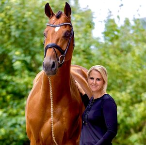 Züchterin Lena Bieler mit ihrem 1.60 m-erfolgreichen Untouched LB v. United Touch.  | © privat