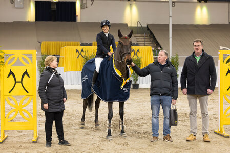 Action hero und Minou Diederichsmeier mit Familie Wiebusch und Dr. Hinni Lührs-Behnke. | © Fellner (frei)