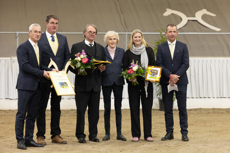 Madeleine Winter-Schulze (Mitte) ließ es sich nicht nehmen, den nach ihr benannten Preis selbst zu überreichen: Dr. Hilmer Meyer-Kulenkampff (2.v.l.) nahm die Gratulationen von Hergen Forkert, Dr. Hinni-Lührs Behnke und Dieter Smitz entgegen. Für ihre Mannschaftsgoldmedaille bei den Europameisterschaften der Vielseitigkeitsreiter mit der aus elterlicher Zucht stammenden Caramia wurde außerdem Libussa Lübbeke geehrt.  | © Hannoveraner Verband (frei)