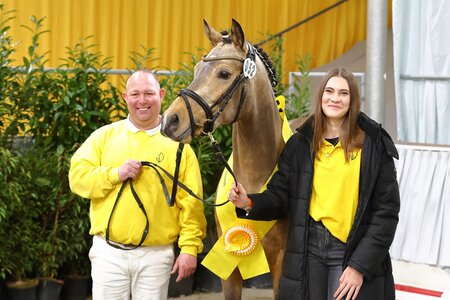 Freude über den Siegertitel in Verden für Sir Sanibel. | © Stephan Bischoff