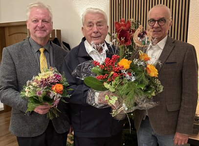 Der Jubilar, Wolfgang Wichmann, eingerahmt von Joachim Glienke und Joachim Völksen (v.l.n.r.).  | © privat
