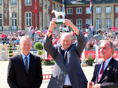 2015 zeichneten Ralf Johanshon, erster Vorsitzender des Westfälischen Pferdestammbuchs (l.) und Hendrik Snoek, Turnierleiter des Turniers der Sieger in Münster (r.) Wilhelm Rüscher-Konermann (M) für seine Verdienste um die westfälische Pferdezucht mit dem renommierten Ramzes-Preis aus.  | © Thomas Hartwig