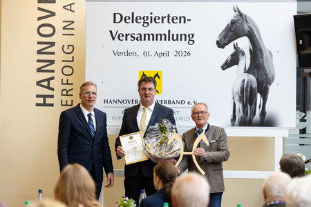 v. l.: Der neue Präsident Dr. Frederic Bünger, sein Vorgänger Dr. Hinni Lührs-Behnke sowie der stellvertretende Präsident Carsten Leopold. | © Fellner/Hannoveraner Verband (frei)