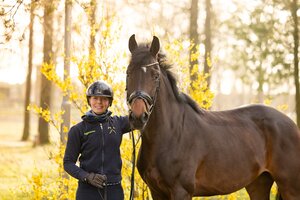 Die Vaderland-Diatendro-Tochter Valerie mit Auktionsreiterin Anett Müller  | © Hannoveraner Verband (frei)
