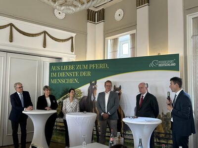 Bei der Mitgliederversammlung von Pferdesport Deutschland in Bad Dürkheim berichteten die Vize-Präsidenten, der Vorstand und der Präsident Martin Richenhagen (2.v.r.) über die Ergebnisse des Jahres. Auf dem Foto (v.l.): Dr. Klaus Miesner, Annett Schellenberger, Heike Körner, Carsten Grill, Prof. Martin Richenhagen und Dr. Dennis Peiler. | © Pferdesport Deutschland (frei)