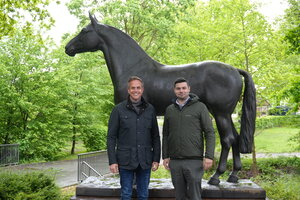 vlnr. Thomas Münch, Zuchtleiter, Geschäftsführer- und Vermarktungsleiter Westfälisches Pferdestammbuch und Richard Langels Auktions- und Vermarktungsleiter Trakehner GmbH freuen sich auf die gemeinsame Auktion.