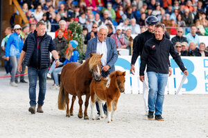 Enno Glantz wird mit der Goldenen Erdbeere geehrt. | © Lafrentz